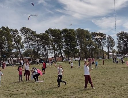 Barrileteada en familia junto a alumnos de Educación Primaria (Fotos)