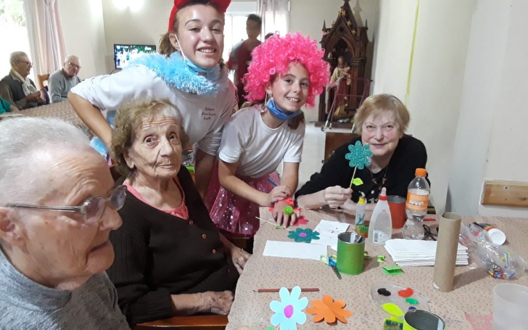 Hogar Adela Frizza: Abuelos y alumnos del colegio disfrutaron de una jornada a pura diversión (Fotos)