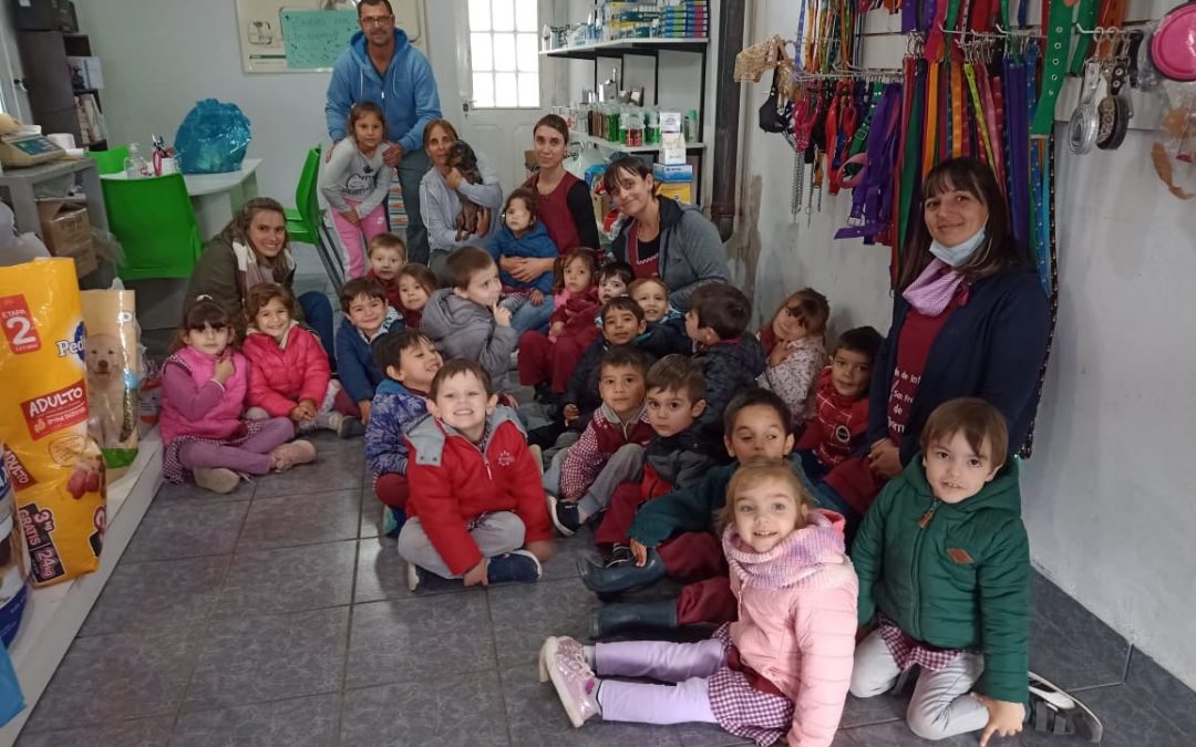 Alumnos del jardín visitaron la «Veterinaria del Centro» (Fotos)