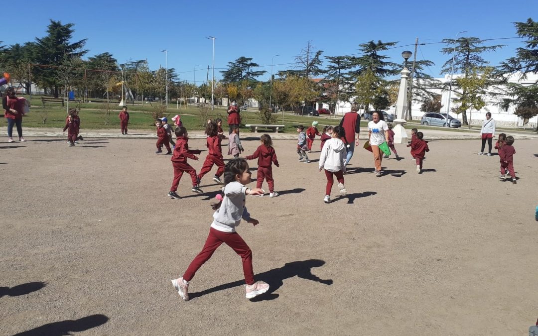 Alumnos del Nivel Inicial disfrutaron de la Plaza Ernesto Tornquist (Fotos)