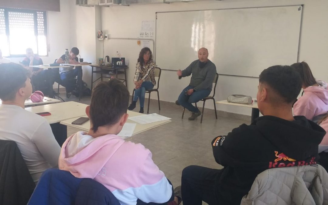 Autoridades del Cuartel de Bomberos Voluntarios brindaron una charla en el Colegio