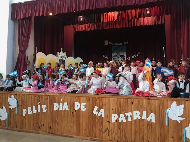 Los alumnos de Nivel Inicial y Primaria celebraron el 212º aniversario de la Revolución de Mayo (Fotos)