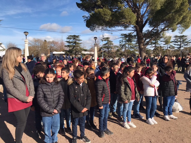 Los alumnos de 4° año del Cole realizaron la promesa a la Bandera (Fotos)