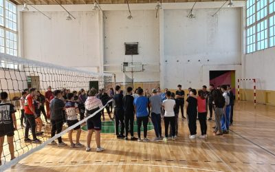 Alumnos de secundaria compartieron una jornada recreativa de voley