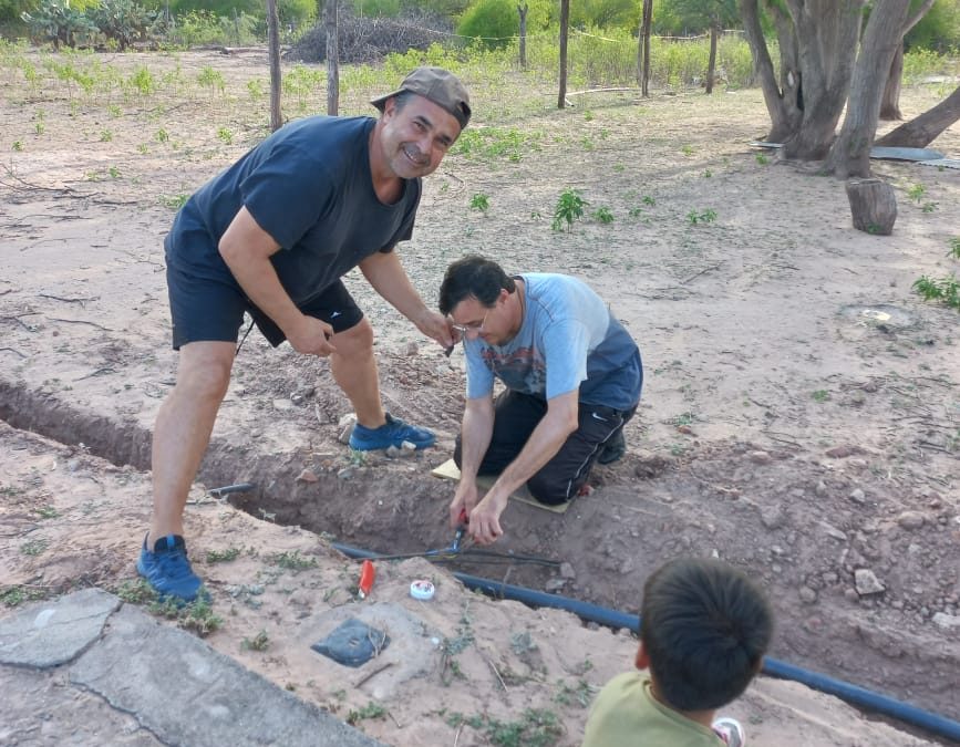 Misión a Esteros I: El Grupo Misionero ya conectó 200 metros de caño y logró llevar agua a la cisterna