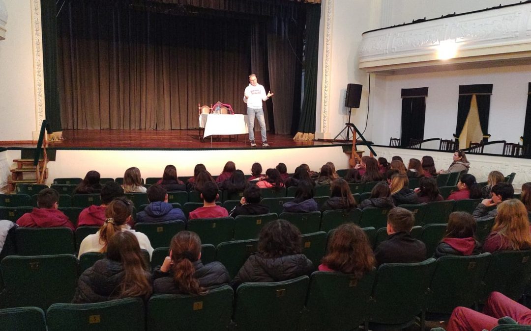 «Si a la vida, no a las adicciones», fue el lema de la charla que brindó Enzu Giuventú a los alumnos del Cole