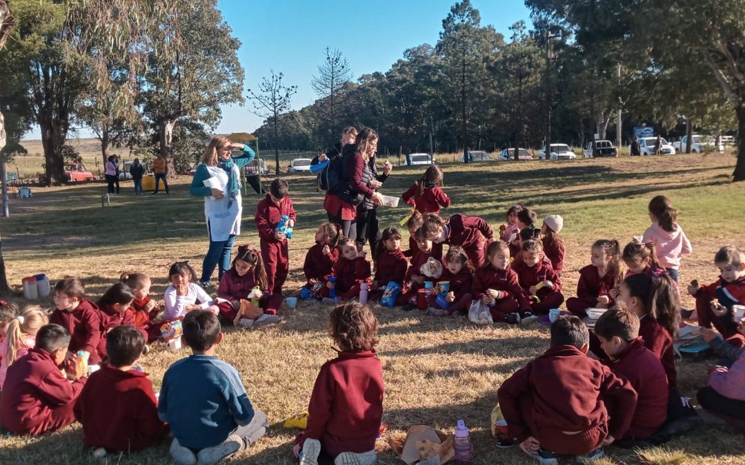 1° A y B de Educación Primaria visitaron una Escuela Rural