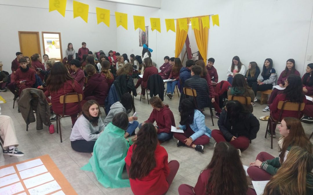 Jóvenes del CNSL y el Colegio Lasalle (P) se reunieron en el Salón Parroquial para compartir la Fe