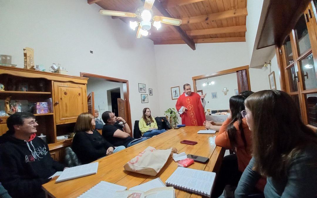 El Padre Daniel Mencarelli compartió un lindo momento con integrantes del Grupo Misionero del Cole