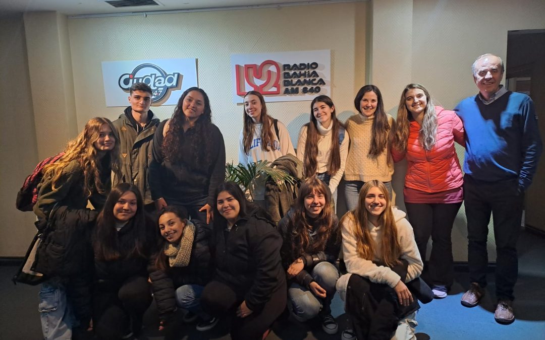 Alumnos de 6° Año de Nivel Secundario visitaron medios de comunicación y la UNS de Bahía Blanca