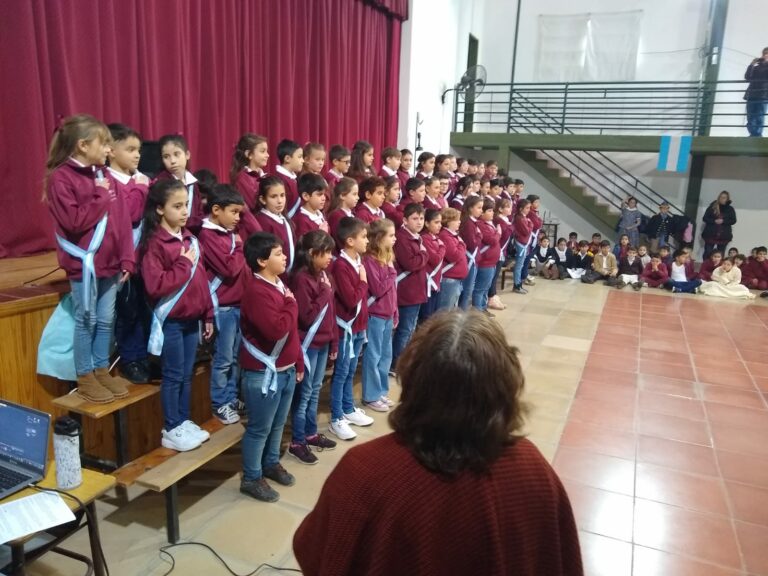 Los alumnos de 4° grado realizaron «La Promesa a la Bandera» (Videos y fotos)