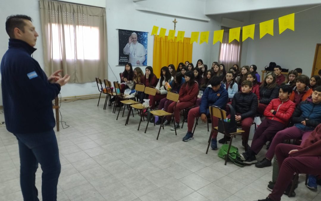 El Cole realizó una jornada pedagógica en el salón parroquial