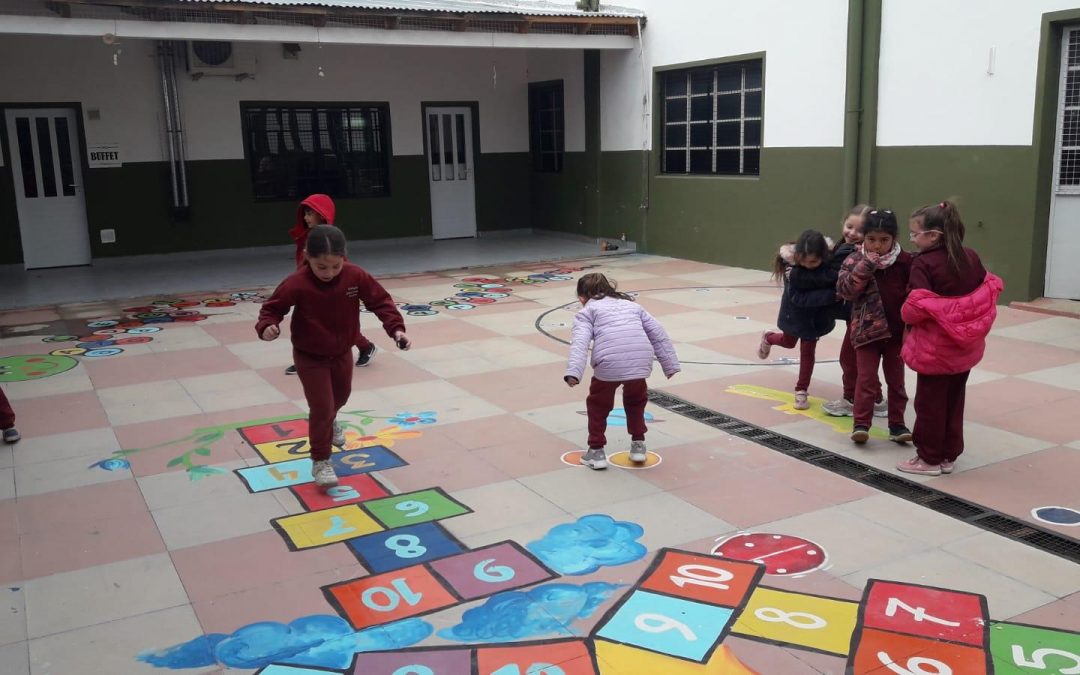 Propuestas lúdicas de 1º A y B en el patio del Cole