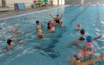 Actividad de alumnos de 2º año de nivel primario en la pileta climatizada