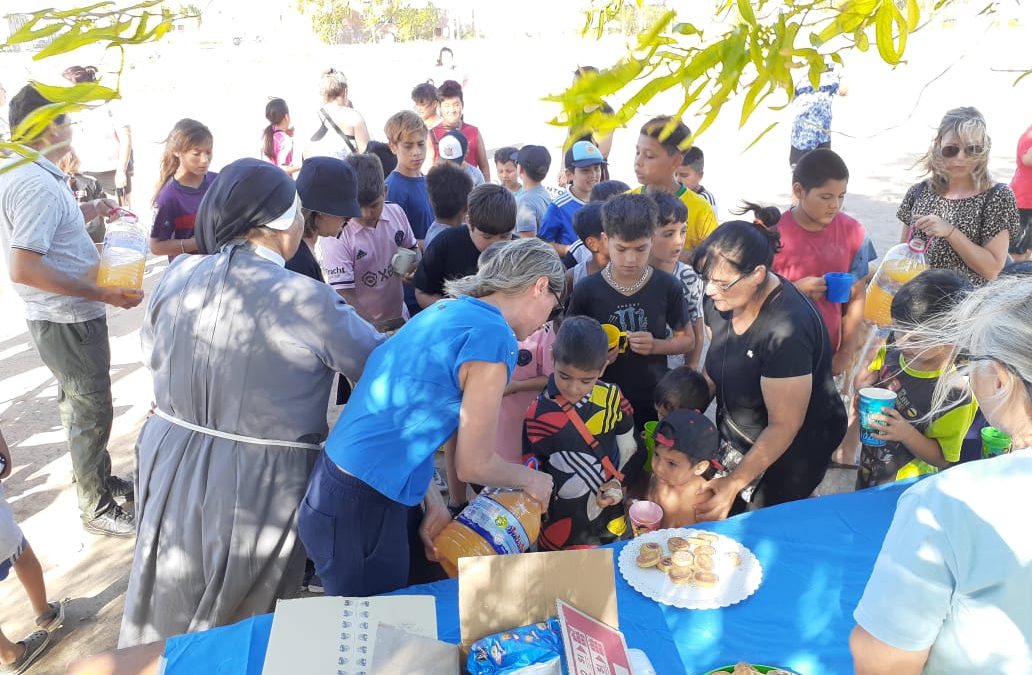 Grupo Misionero del Cole: Sonrisas, juguetes y golosinas con los chicos del Barrio «Martín Fierro»